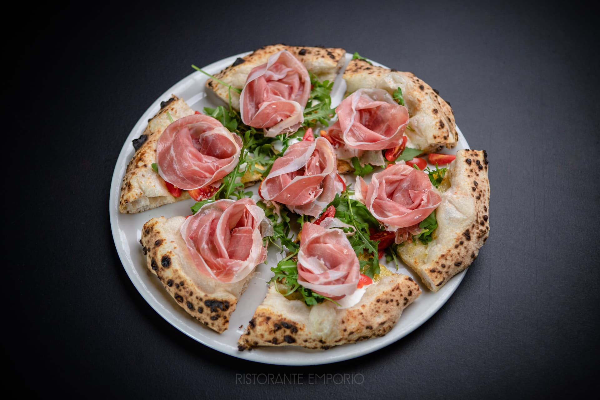 Pizza con rose di prosciutto crudo e rucola del Ristorante Emporio