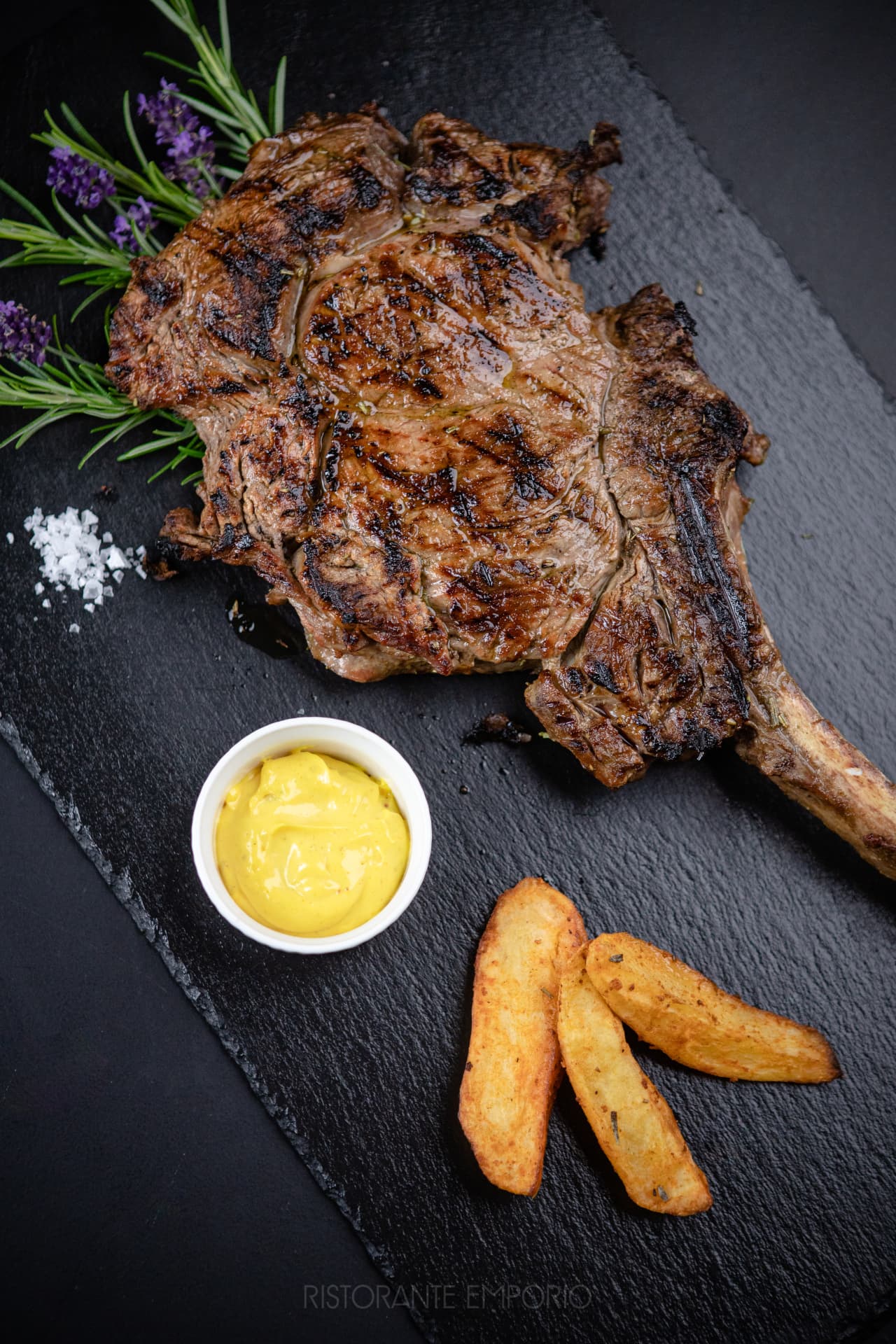 Costata di manzo alla griglia con patate e salsa del Ristorante Emporio a Rondissone