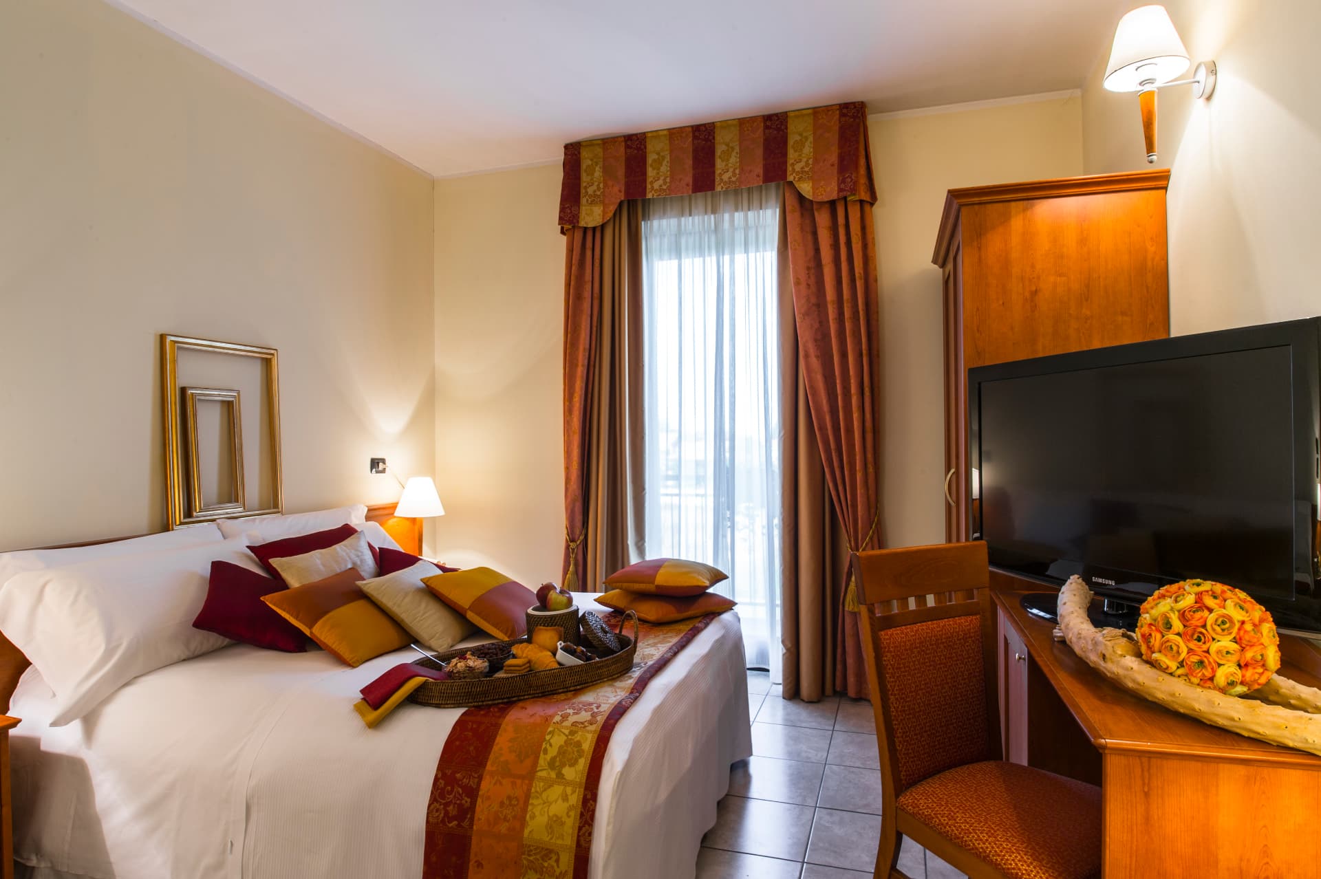 Camera comfort dell'Hotel Rondissone con scrivania, TV e balcone