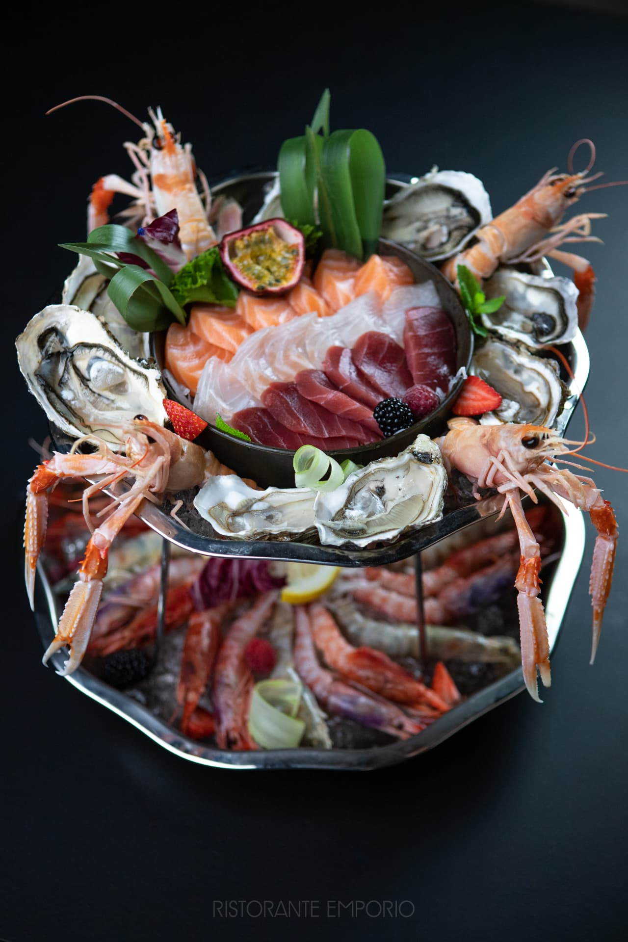 Alzata di crudo di mare con ostriche, gamberi e sashimi del Ristorante Emporio a Rondissone
