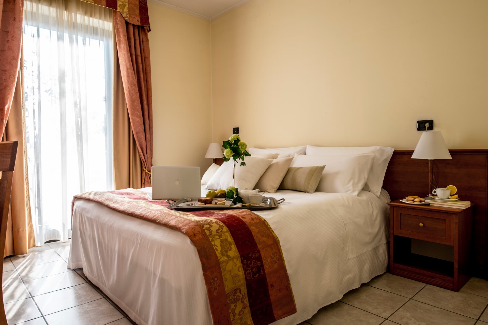 Camera singola dell'Hotel Rondissone con scrivania e luce naturale