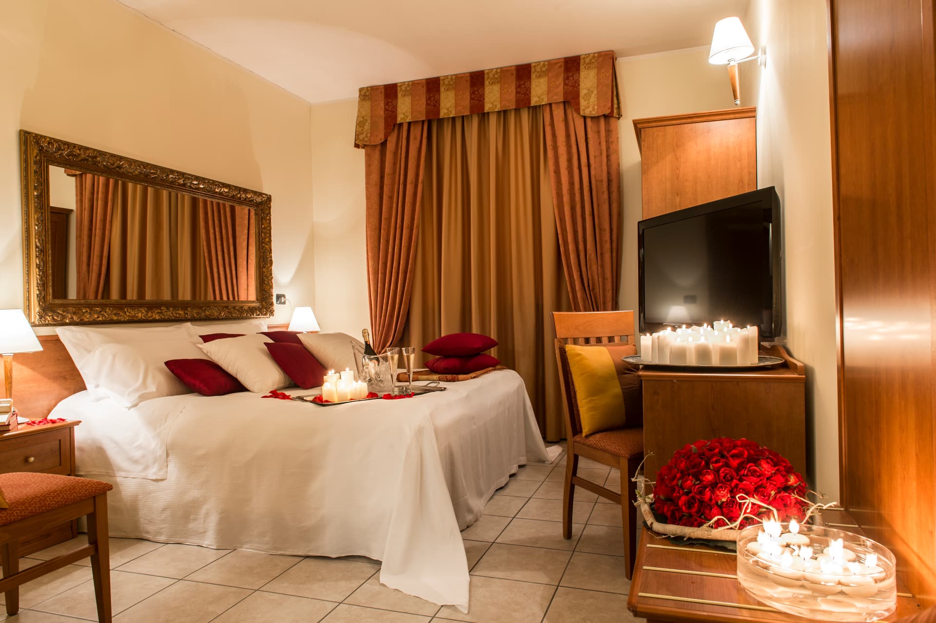Camera deluxe matrimoniale dell'Hotel Rondissone allestita con candele e rose
