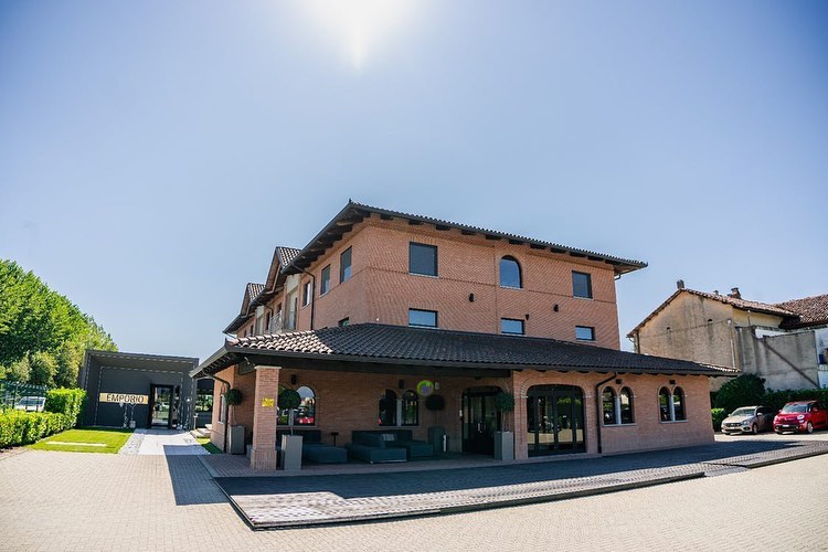 Facciata esterna dell'Hotel Rondissone con il Ristorante Emporio e il portico d'ingresso